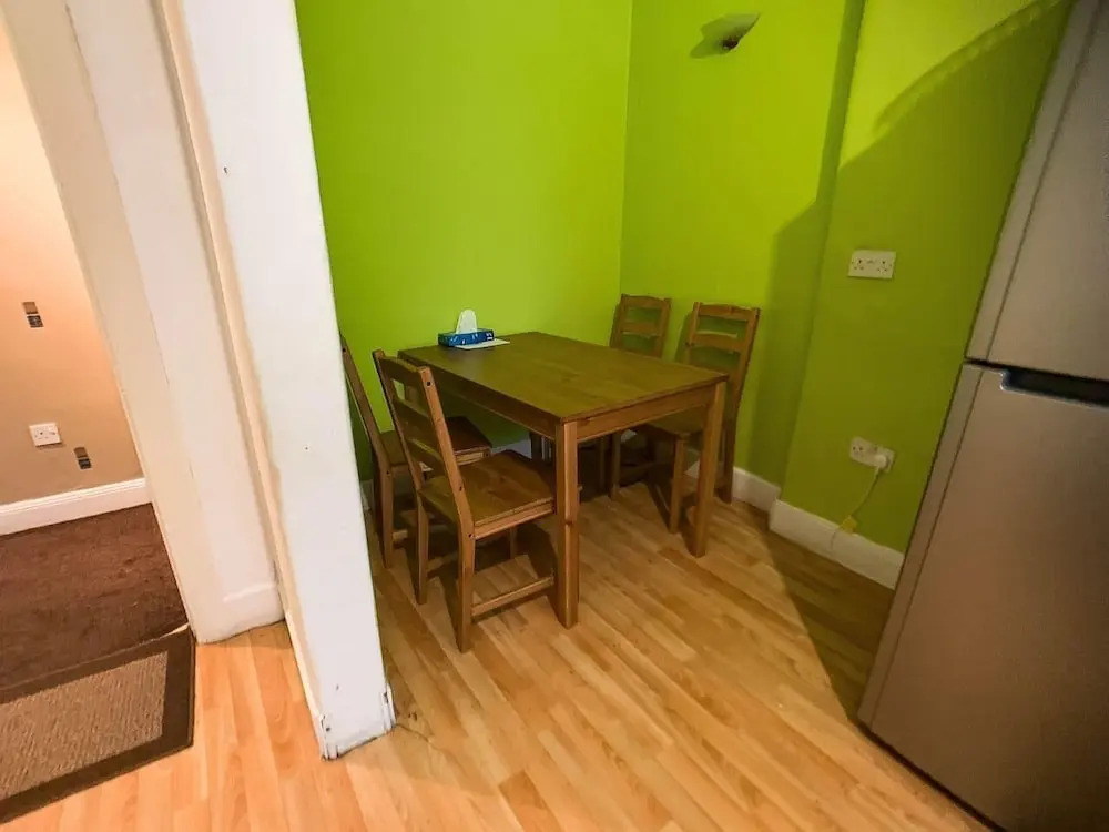 Large Glasgow South Family Home - Free Parking