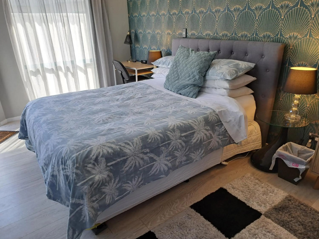 26A On Sunbrae 40 inch smart TV ensuite near beach free wifi
