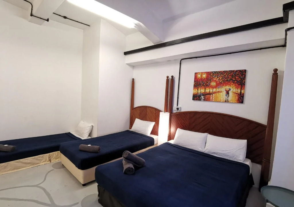 Hawk Hotel & Hostel