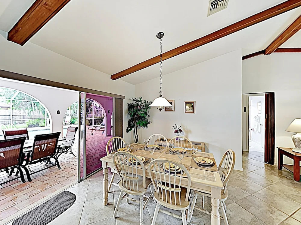 Dreamy In Quiet Neighborhood W/ Caged Pool 3 Bedroom Home