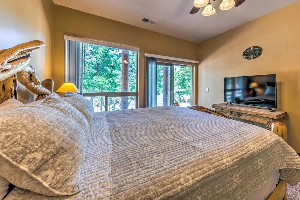 Quiet Ruidoso Cabin w/ Deck & Private Hot Tub