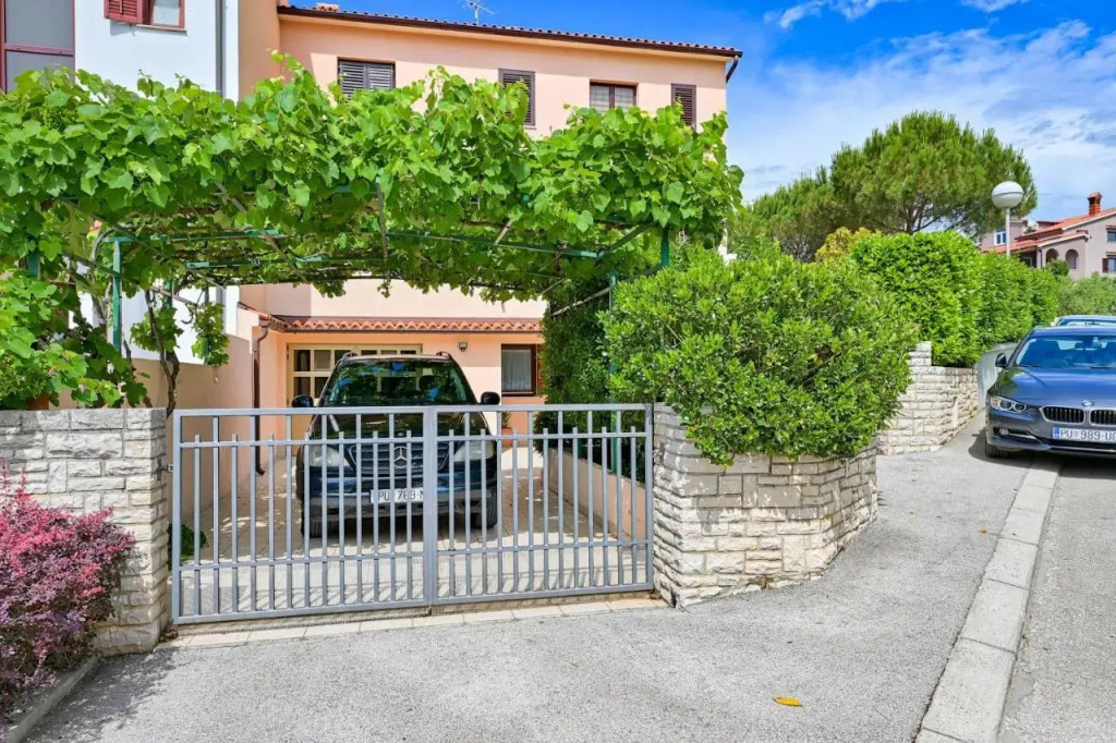 Iby Apartment