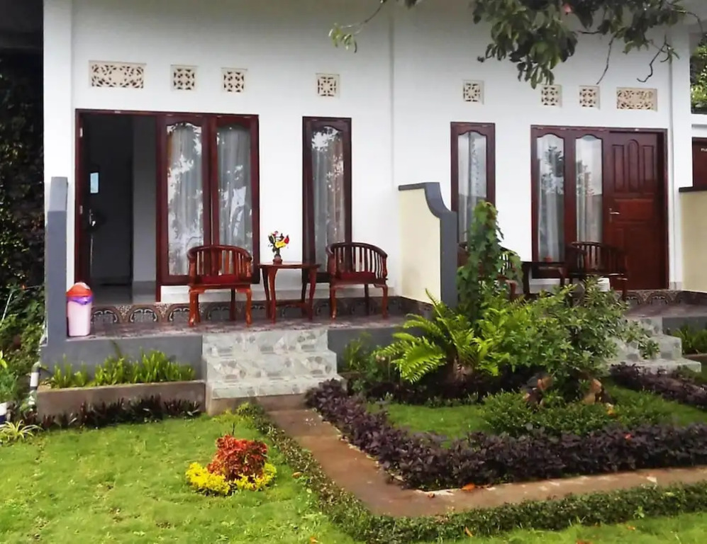 Aris Homestay and Warung Made