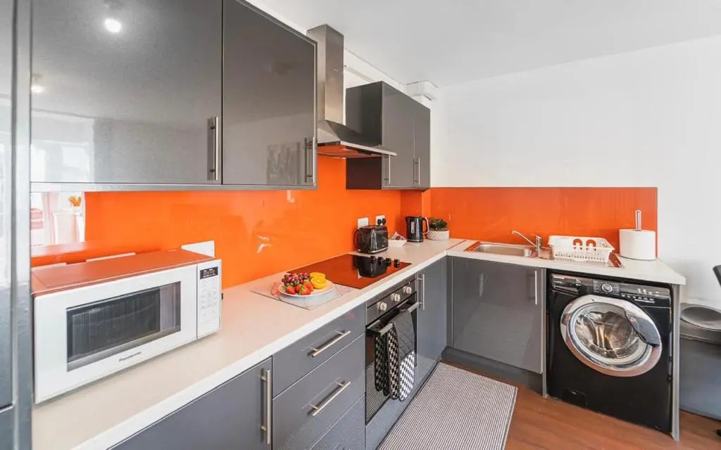 Lovely 2 beds -Ground Floor Apartment - free parking ,wifi - Southampton.