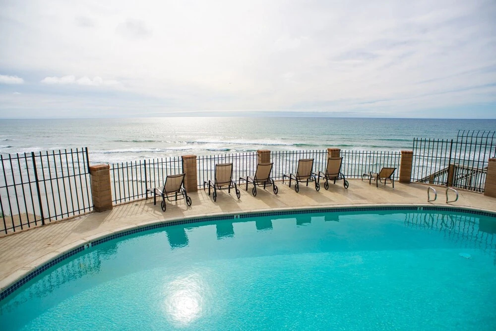 Oceanfront 1 bedroom, Pool, Spa, Beach Access by RedAwning