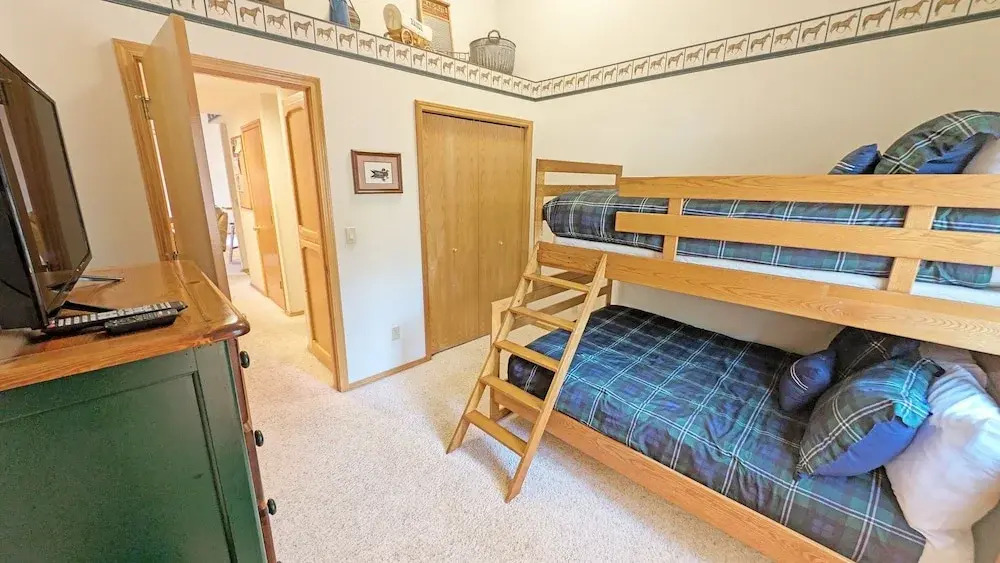 Snowshoe Inn-pyramid Mtn 7 3 Bedroom Home