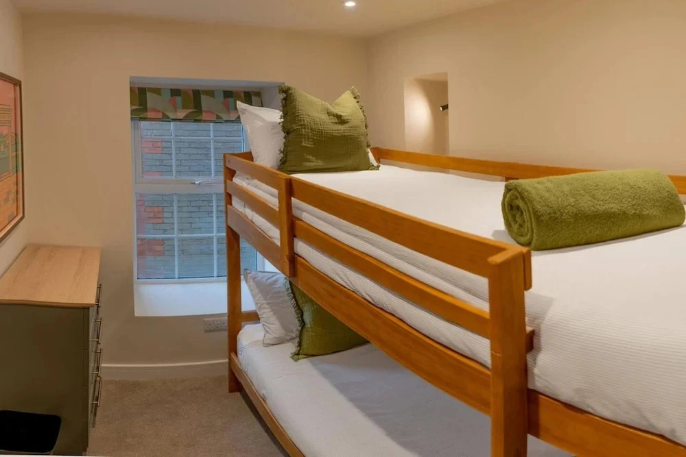 Modern 3BR Flat in Central Plymouth Free Parking Sleeps 6