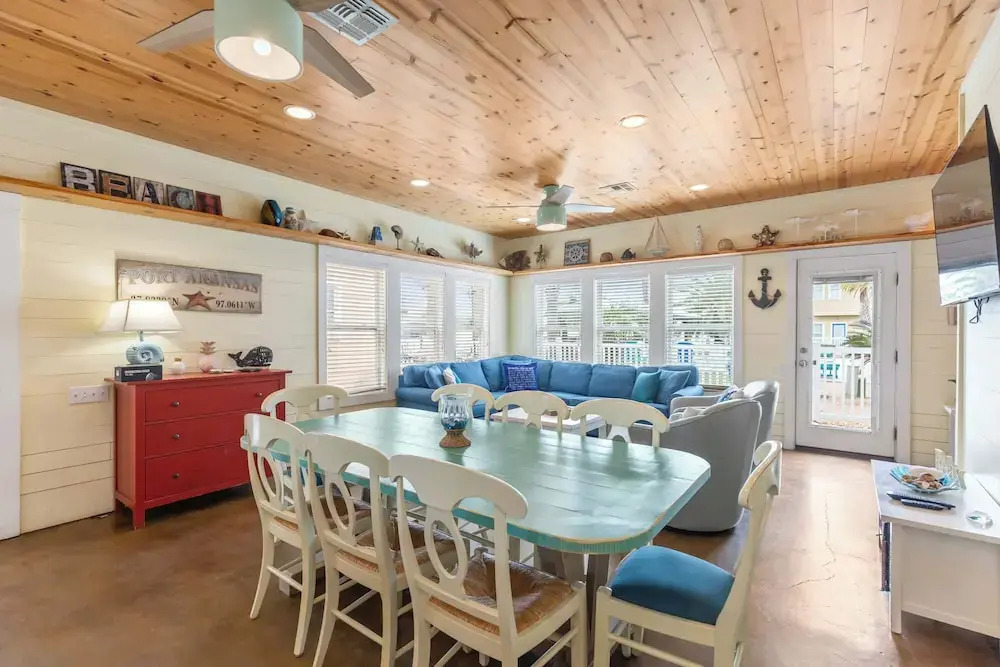 Prime Location 5 Bedrooms Pool Sleeps 14