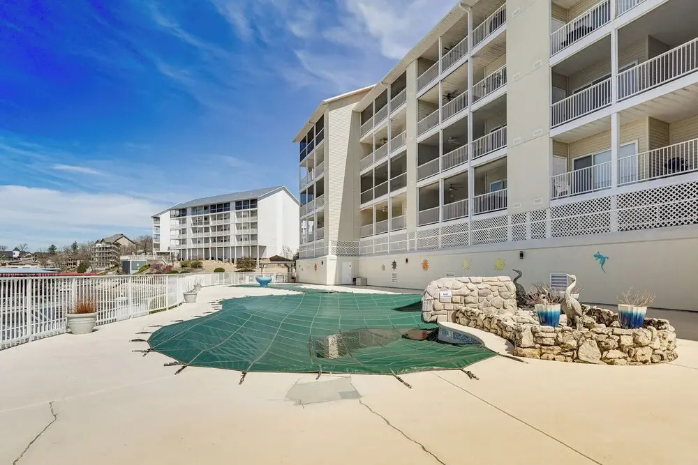 Dine Al Fresco on Balcony: Osage Beach Condo!