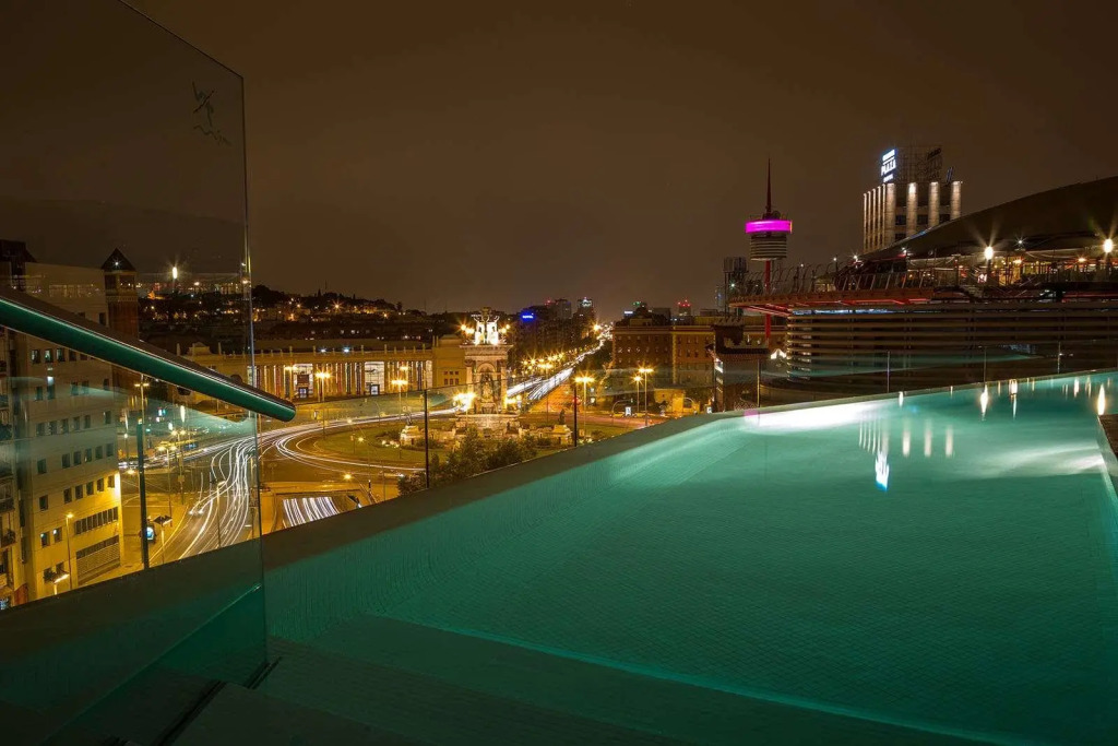 B Hotel