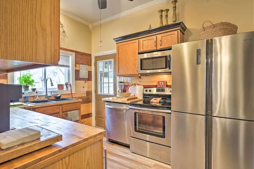 Spacious Victorian Home 1/4 Mi to Holiday Valley!