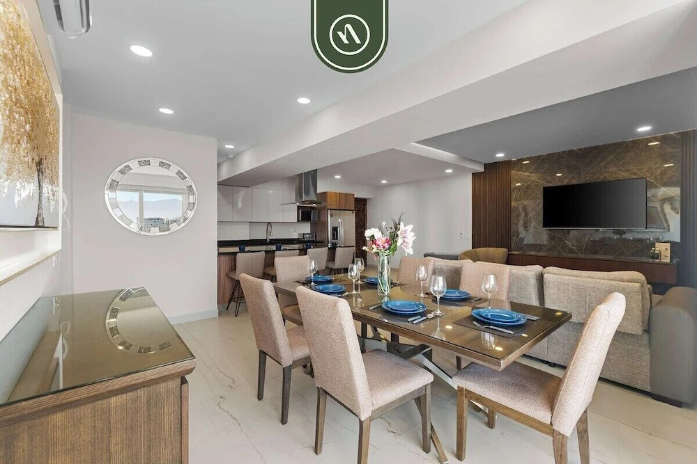 Tropical 2 BR Retreat - Close to the Beach - Pool