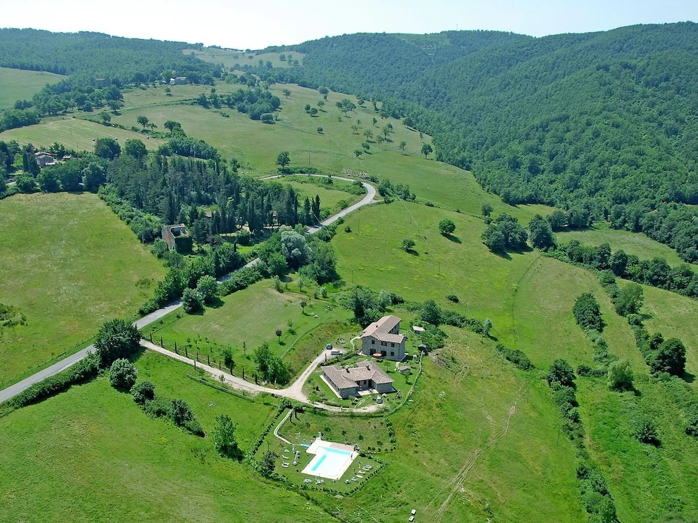 Farmhouse Near Lake Trasimeno With Pool
