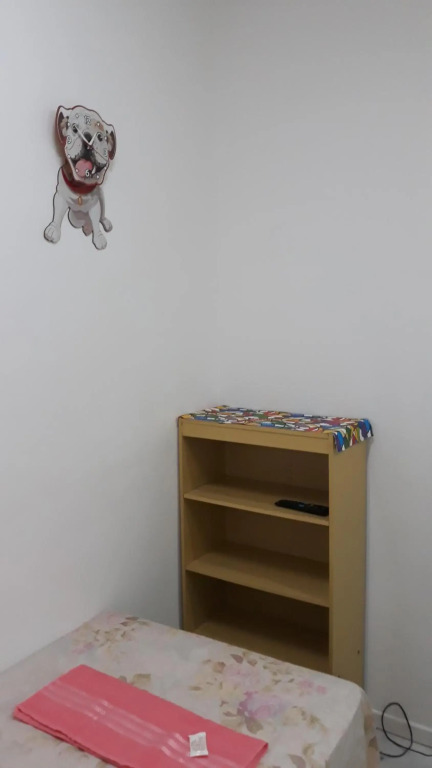 Apto 12 Kitnet pequena NOVA Térreo Ar Cond Microondas Frigobar Tv Banheiro Excelente para 1 pessoa Barato Centro Praia