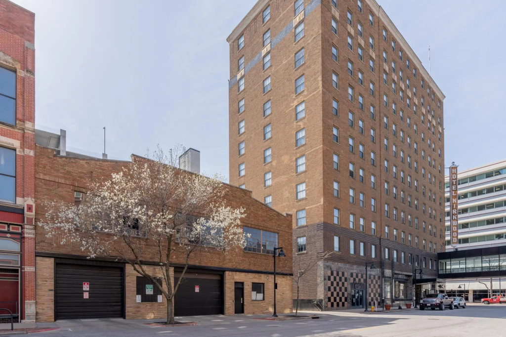 King Bed | Garage | Wifi | Skywalk Access & More!