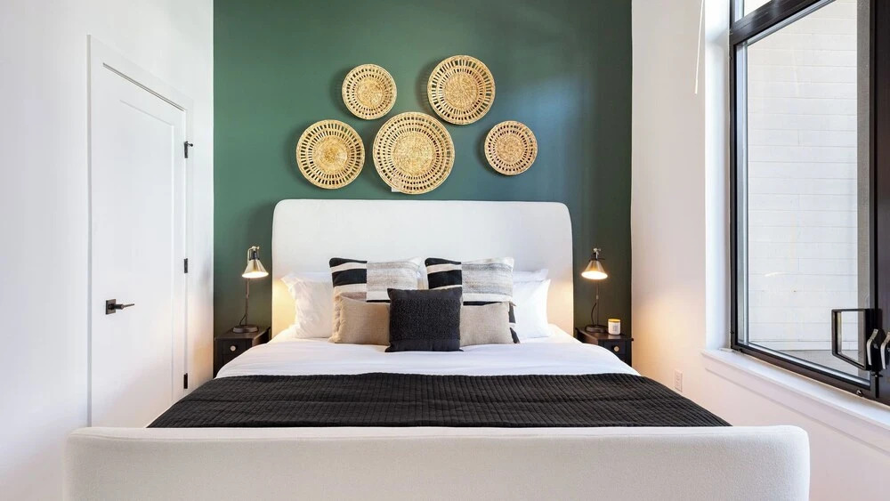 New Build Sleeps 12, 2 Condos in Scenic Bluffside, Minutes to Downtown