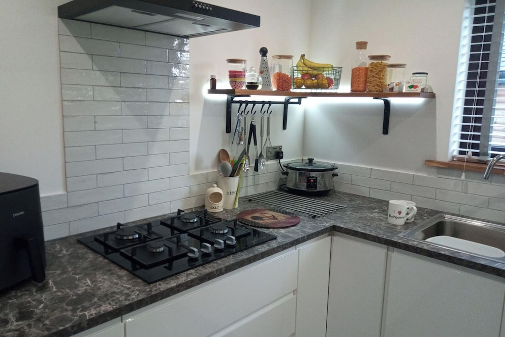 2 Bed Cottage Sleeps 4 -Private Garden -Pets Okay