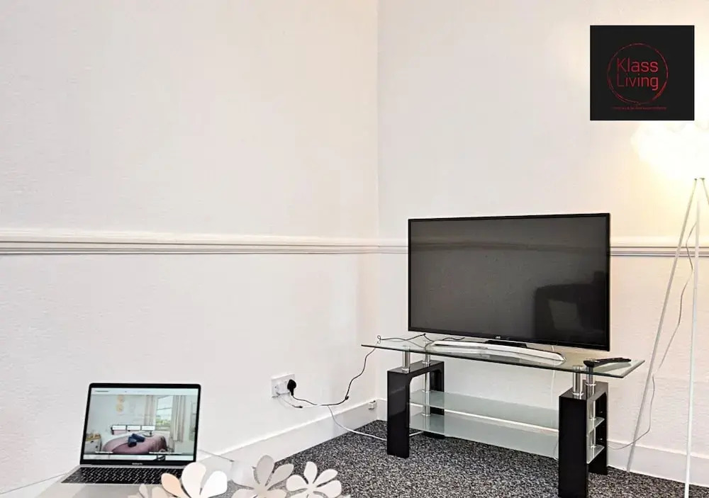One Bedroom Apartment by Klass Living Serviced Accommodation Coatbridge - Whifflet Park Apartment With Wifi  and Parking