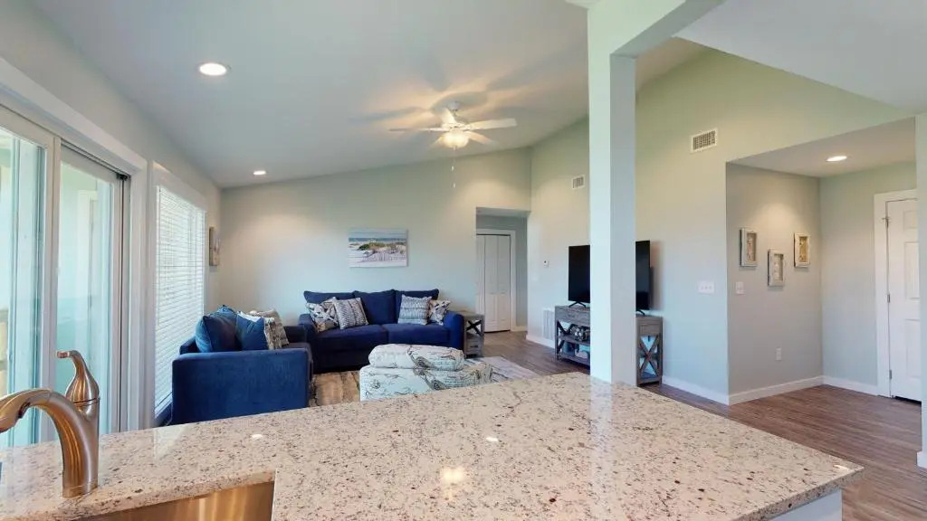 AH-C210 Newly remodeled 2nd Floor Condo, Close to Marina and Ferry