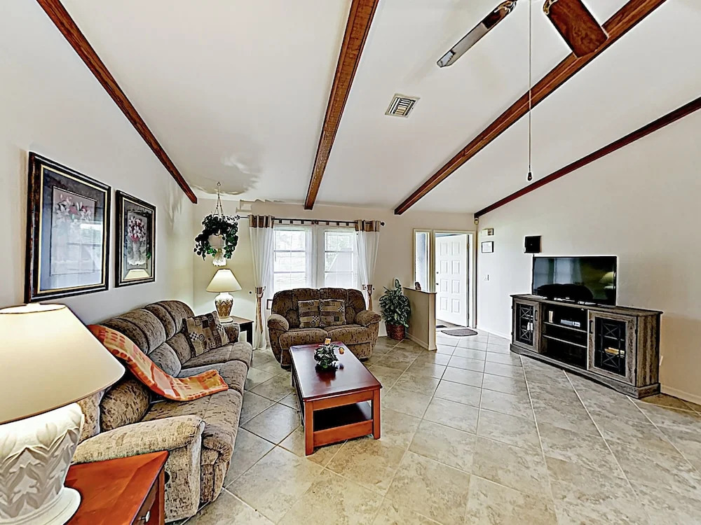 Dreamy In Quiet Neighborhood W/ Caged Pool 3 Bedroom Home