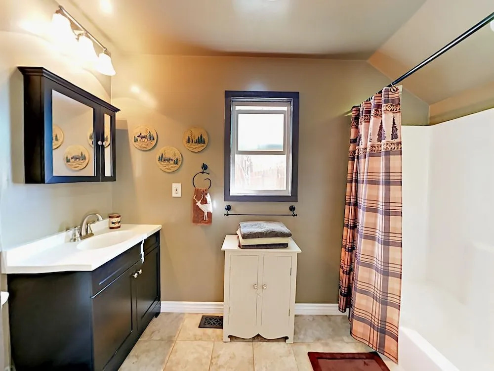 637 Talmadge Road Cabin