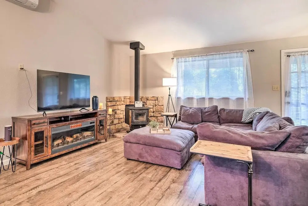 Lakeside Groveland Home w/ Hot Tub, Near Yosemite