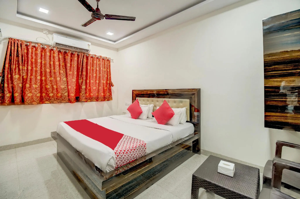 OYO 72564 Om Sai Lodge Hotel