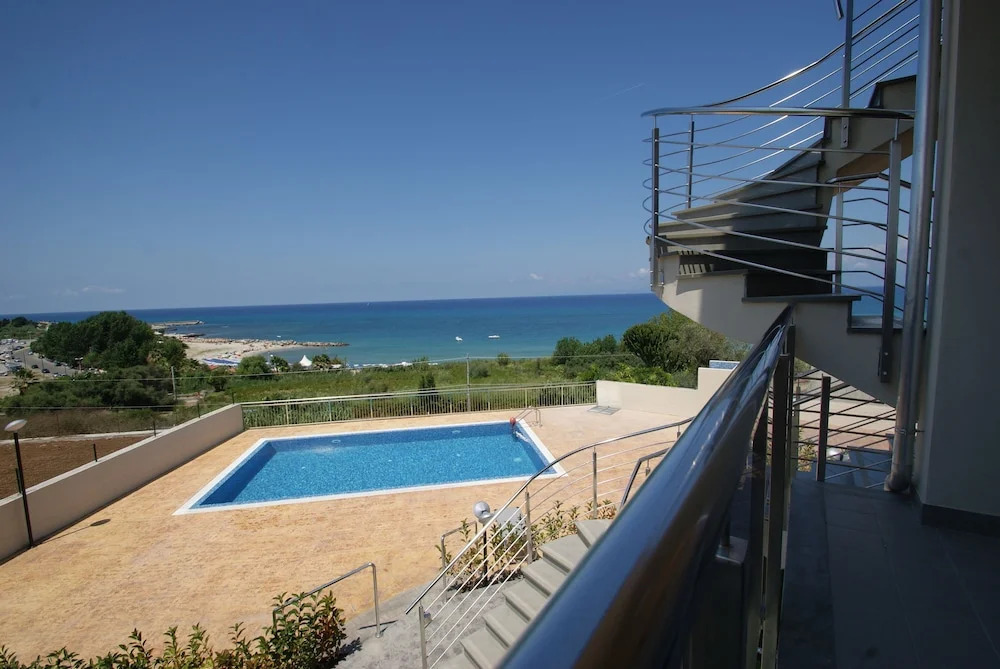 Apartment In Residence With Pool