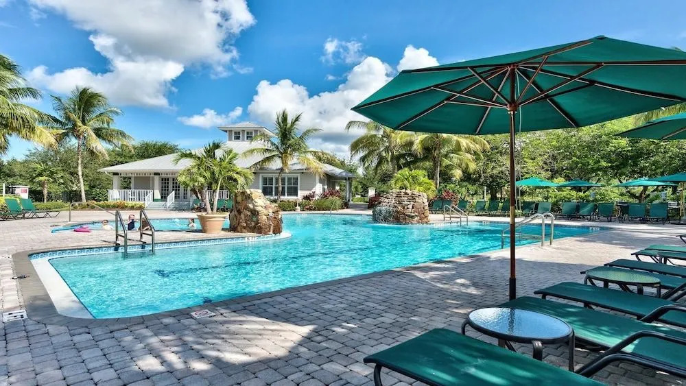 Solterra Vacation Rental: Luxury 3-BR Condo with Lake & Golf Views. Access to Luxury Pool, Hot Tub, and Golf Courses at Lely Resort. Close to Naples Beaches, 5th Avenue S, and Marco Island