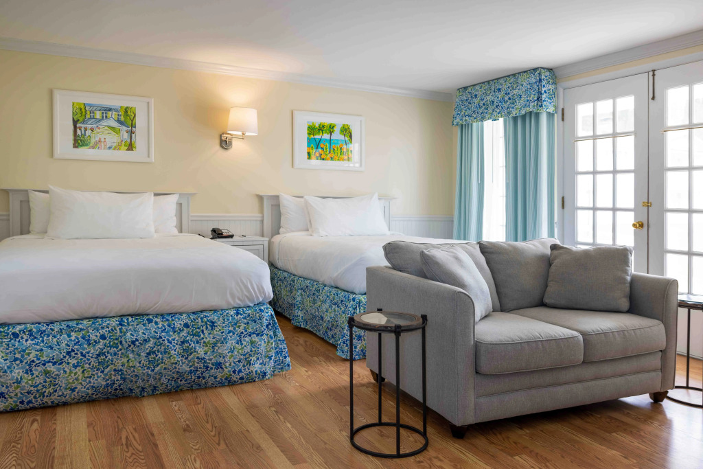 Colonial Inn Harbor Springs