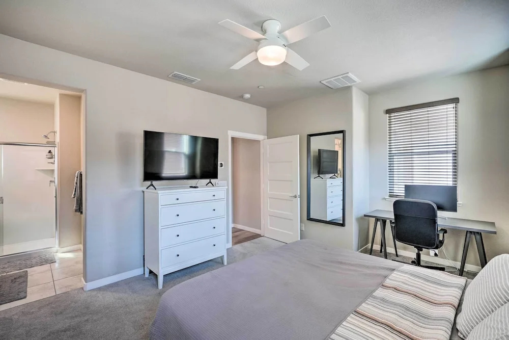 Pet-friendly Elk Grove Retreat w/ Balcony!