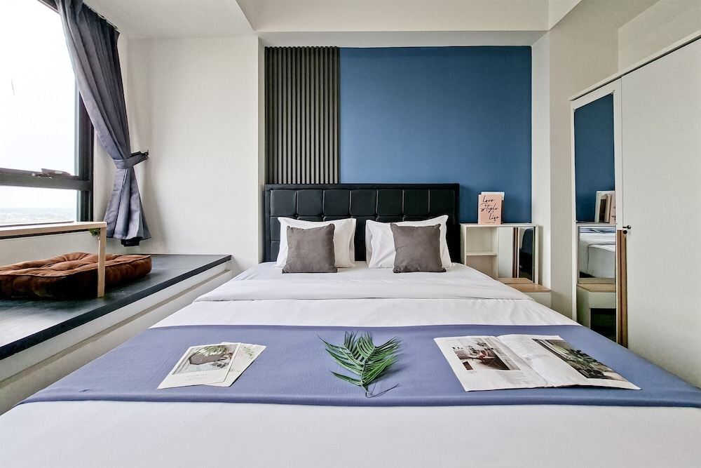 Stylish Blue And Strategic Studio At Apartment Collins Boulevard