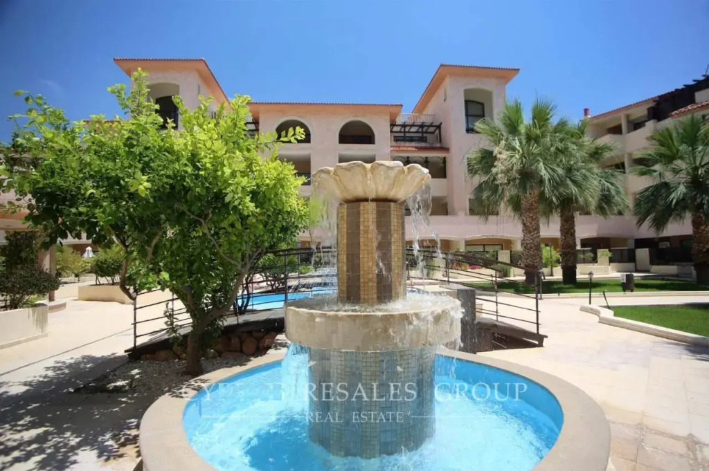 Queens Gardens suite by the sea, pool and mall