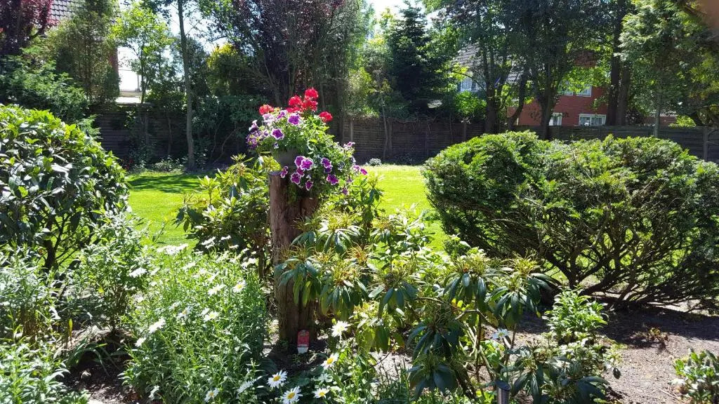 Wohnung 1 mit überdachte Terrasse zum Garten Nähe Strand und Hafen Bensersiel