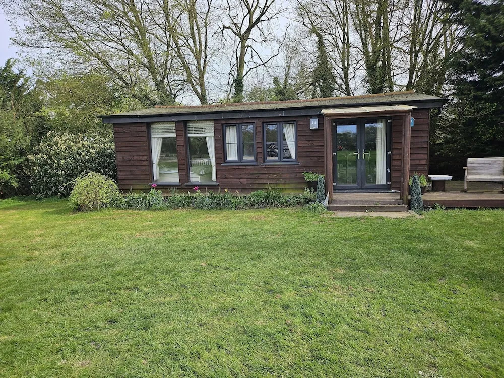 Dunmow 1-bed Cabin, Sleeps 4, 10 Mins to Stansted