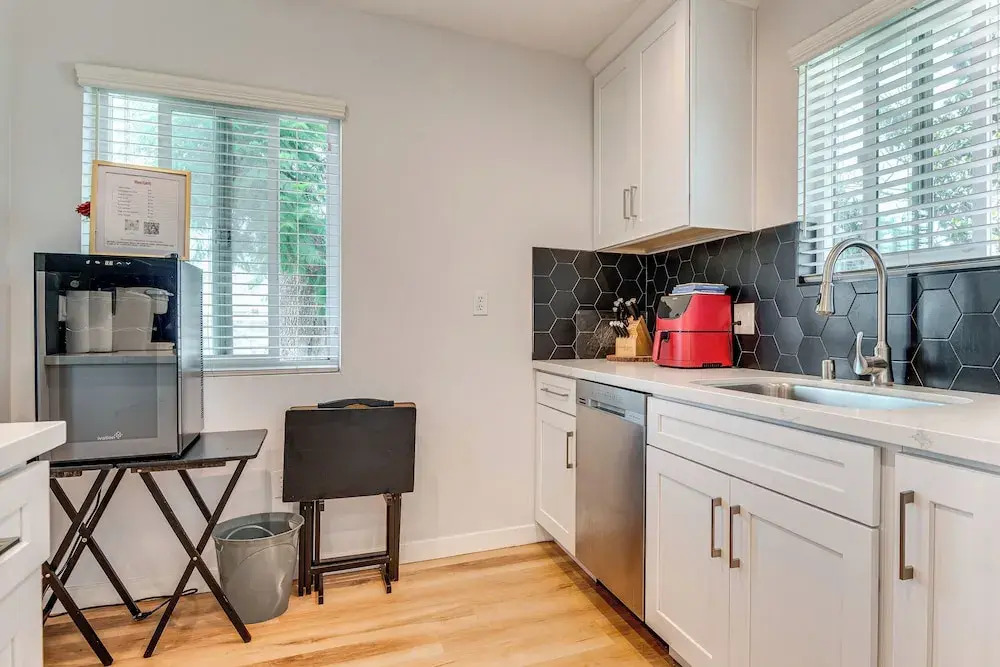 4 Mi to Sofi Stadium, Fenced Yard: Modern Retreat!