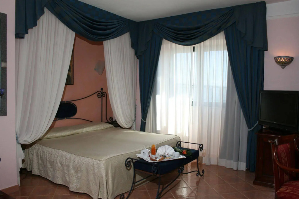 Emmaus Hotel