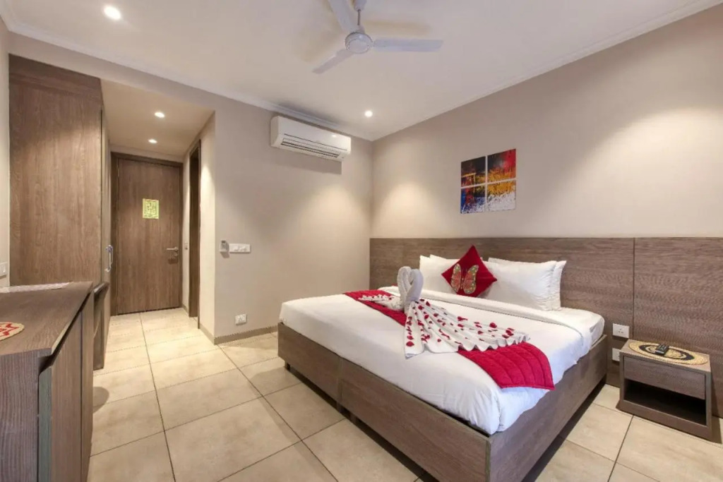 ROSASTAYS Gurugram Golf Course