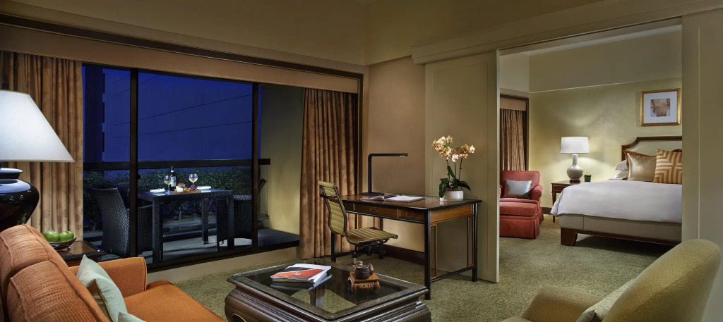 Отель Conrad Singapore Orchard