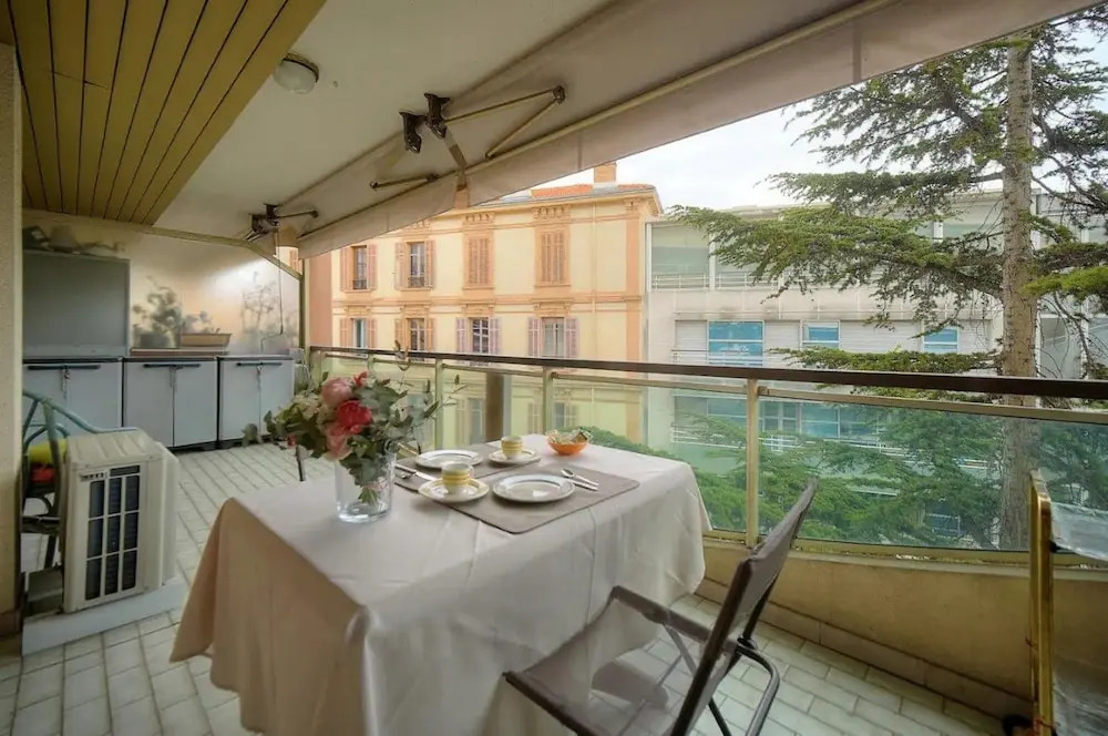 One Bed Apt in the Center of Cannes - 2198