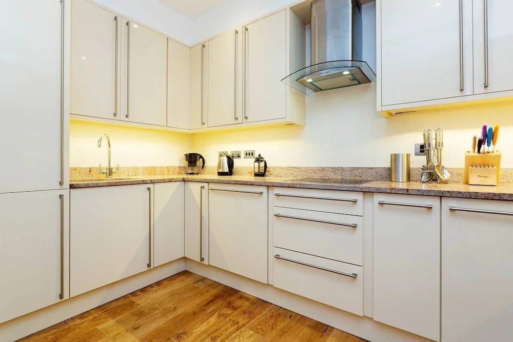 Elgin Crescent Apartment
