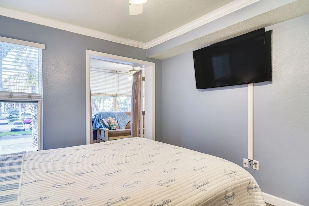 Resort Condo w/ Beach Access in Indian Shores!