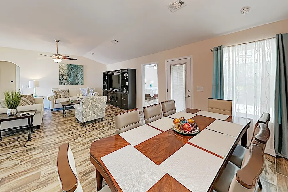 Upscale Custom W/ Large Backyard, Near Beach 4 Bedroom Home