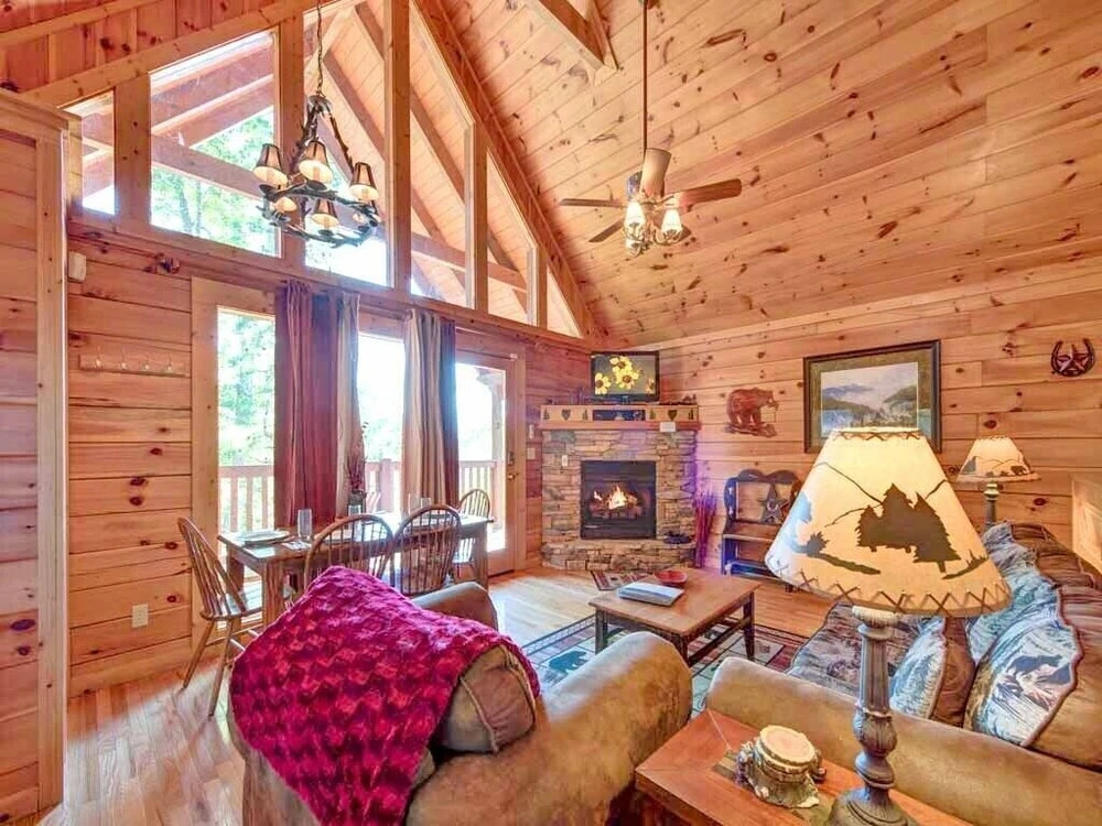Knotty N Nice 2 Bedroom Home with Hot Tub