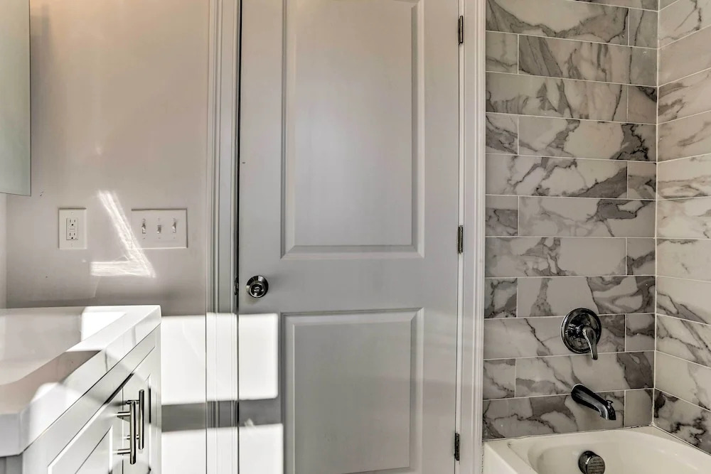 Newark Apartment ~ 5 Mi to Turtle Back Zoo!