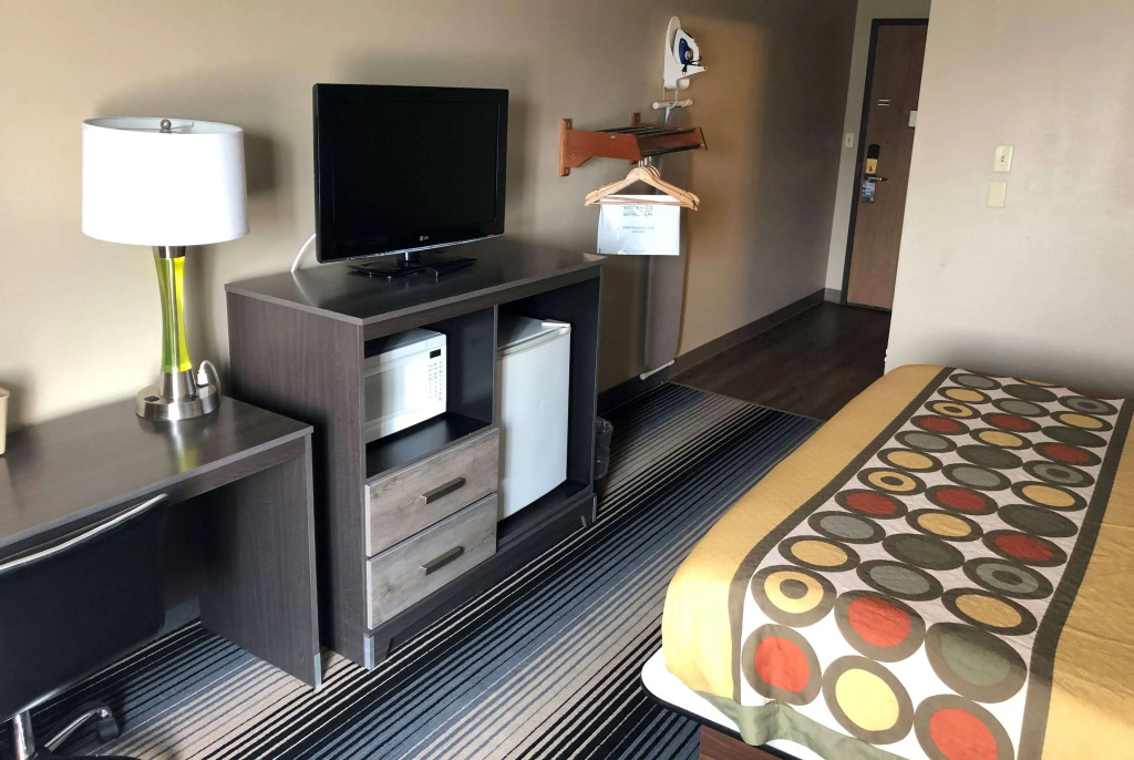 Super 8 by Wyndham Milwaukee Airport