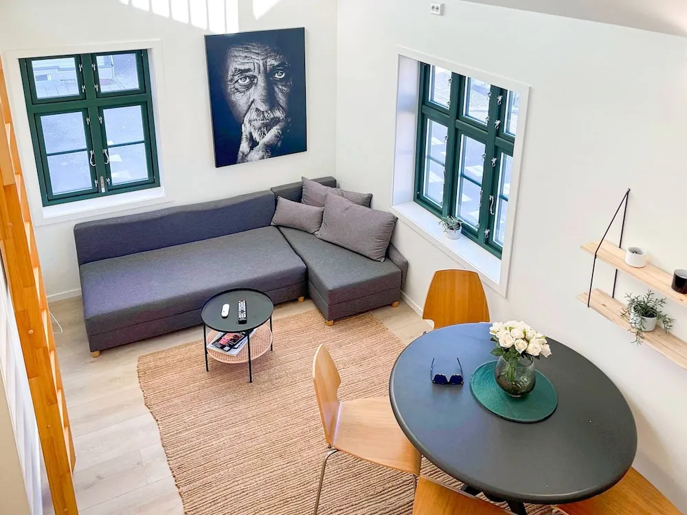 Vibrant Apartment on Bustling Street, Above a Restaurant - Perfect for Tourists,
