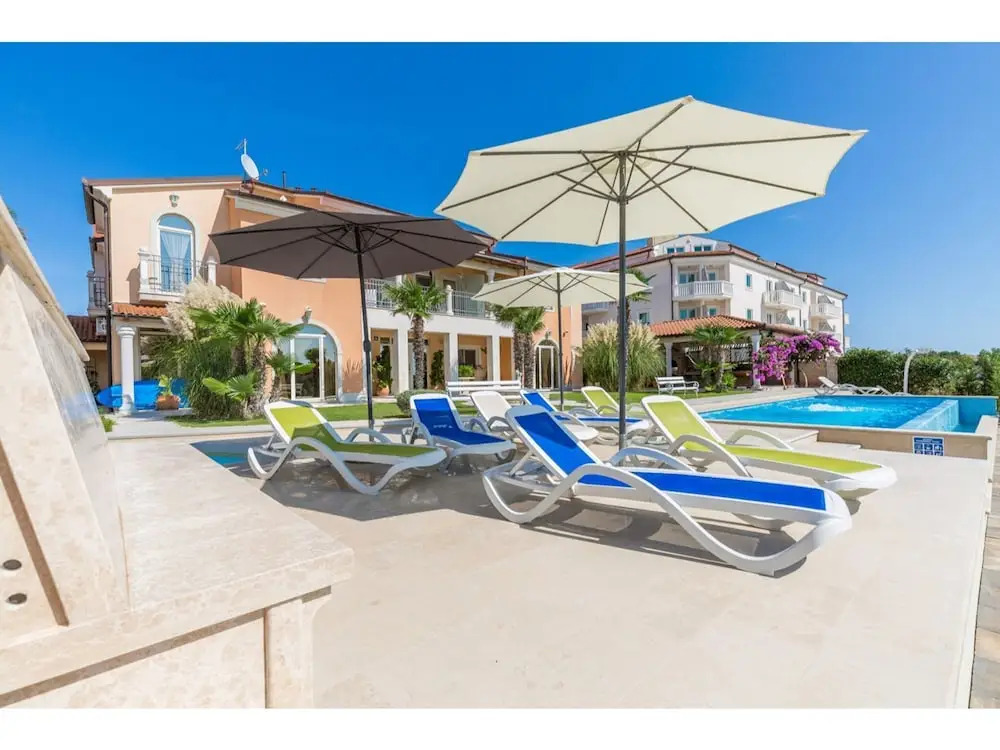 Apartment With Roof Terrace And Shared Pool In Medulin For 4 People Seafront
