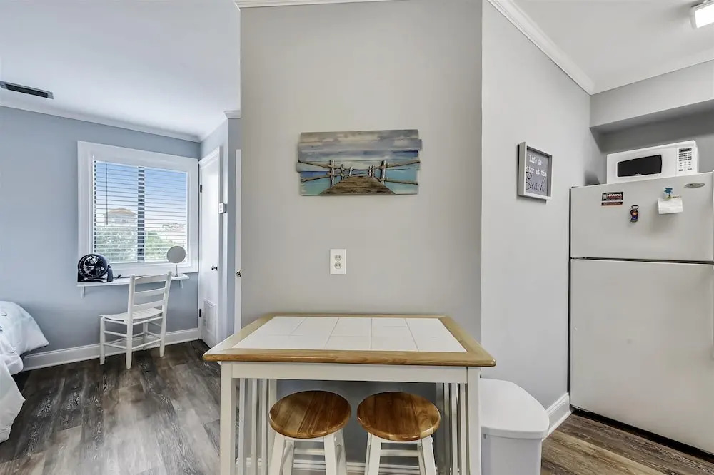 Cozy Holiday Hideaway, Sleeps 4! Steps To The Beach! Renovated 2021 Condo by RedAwning