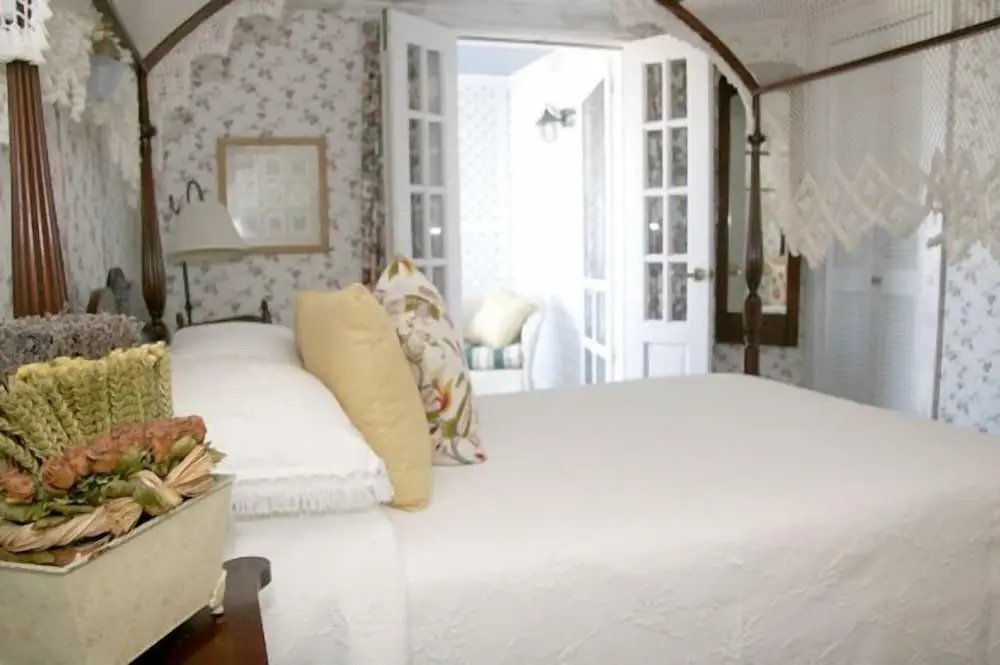 Inn at Old Harbor